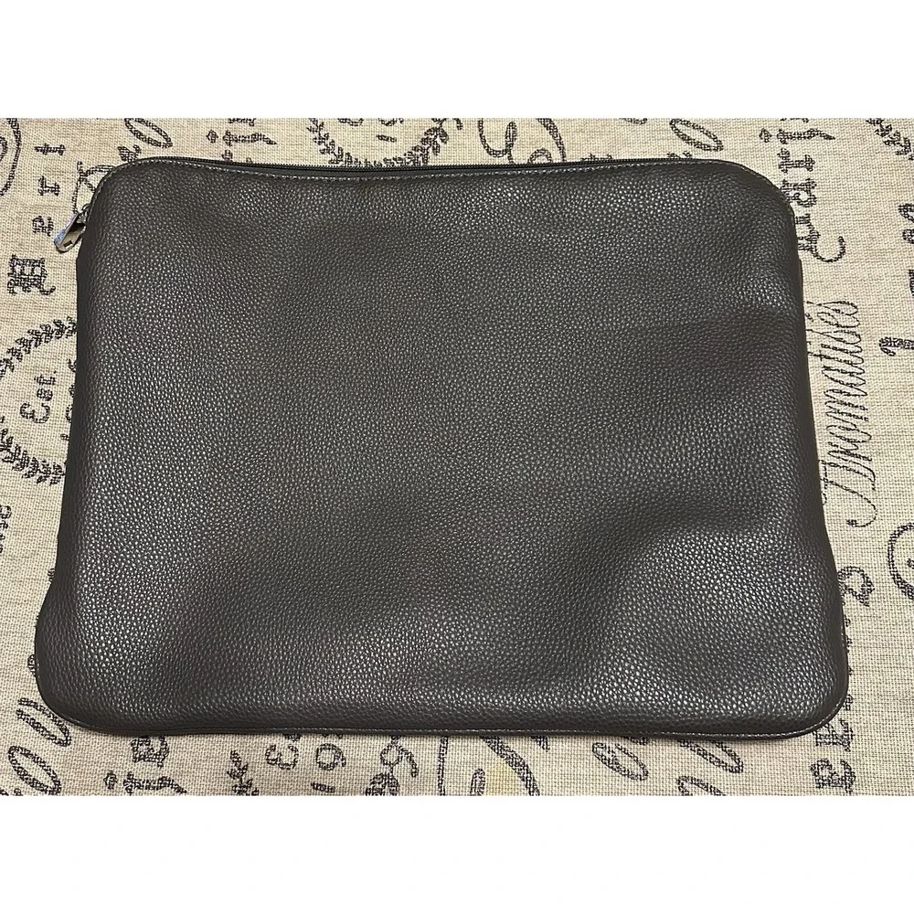 Thirty One 31 Savvy Laptop Sleeve Charcoal - Personalized With a Pink Letter 